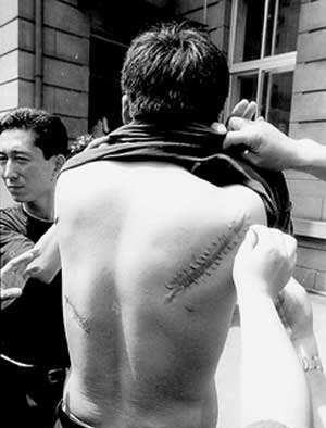 2003年,刘涌在殡仪馆受刑时面色平静,被火化后其妻抱着骨灰痛哭