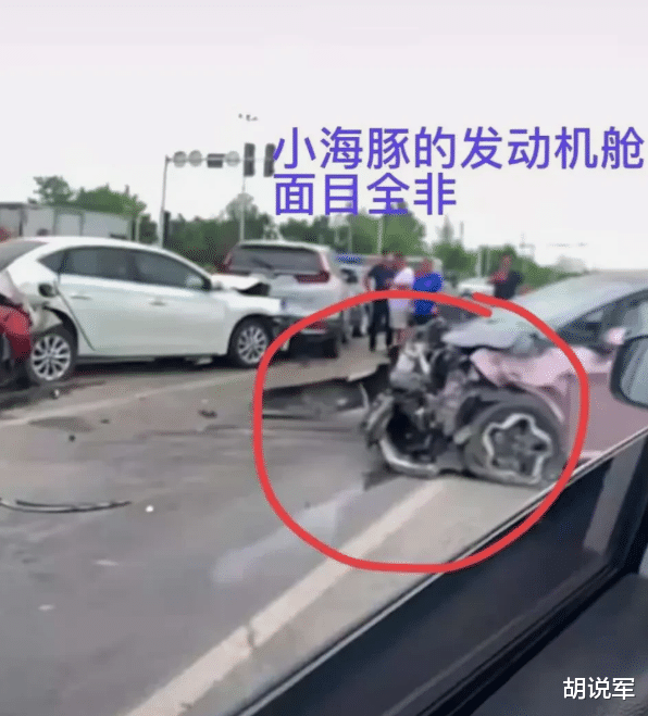 网友:比亚迪海豚追尾马自达3,真的有点意外!