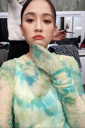 夹克 陈乔恩晒最新工作照瘦出尖下巴，半年减重22斤，力破怀孕传闻