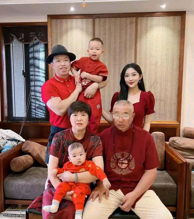 董璇|德云社烧饼：老婆固然漂亮，奈何自己基因强大，俩孩子像复制粘贴