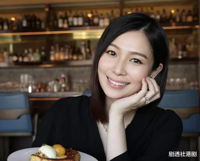 TVB TVB知名长腿女神离巢后越发富贵！住过亿海景豪宅，手拿百万名包