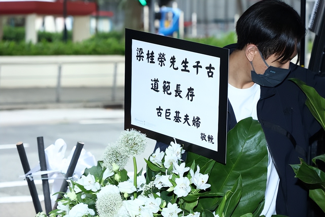 郭富城|经纪人父亲设灵，郭富城携妻女现身灵堂吊唁，透露将扶灵
