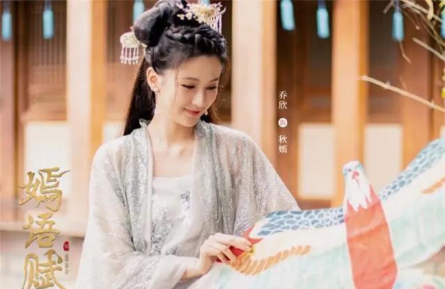 乔欣|嫣语赋乔欣巅峰造型来了，蓝衣古装造型仙气飘飘，随手一截都很美