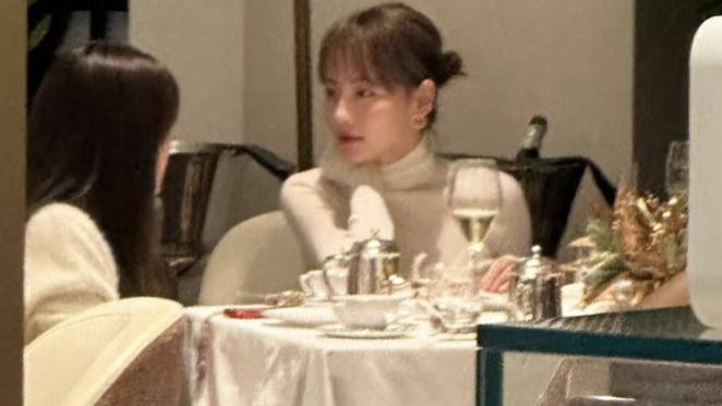 张嘉倪|张嘉倪被绿后首现身，身材纤细气质端庄，全程带笑状态吊打小三