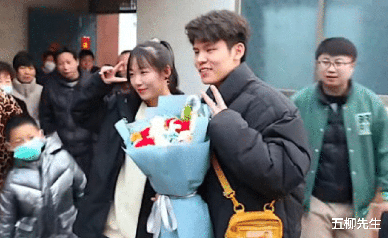 小品|恭喜！何广智返乡获菏泽老乡夹道欢迎，上一次有这排面的是大衣哥