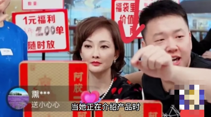 牛莉|49岁牛莉直播间遭年轻男老板搂肩,中途愤怒离场,网友说她不听话