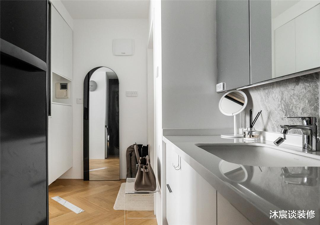 80㎡女白领的独居空间，现代黑白灰的简约设计，时尚高级有质感
