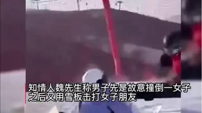 河北张家口，某滑雪场，一名女子和朋友一起滑雪