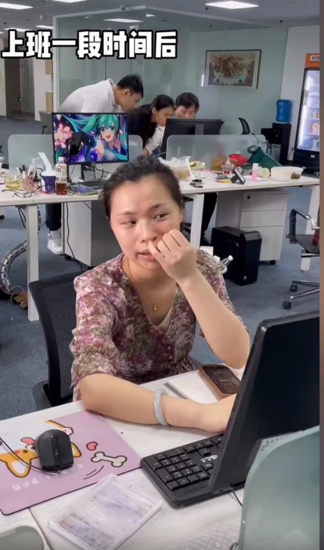 上海一女子刚入职打扮精致,发现公司没有帅哥后,素面朝天挖鼻子