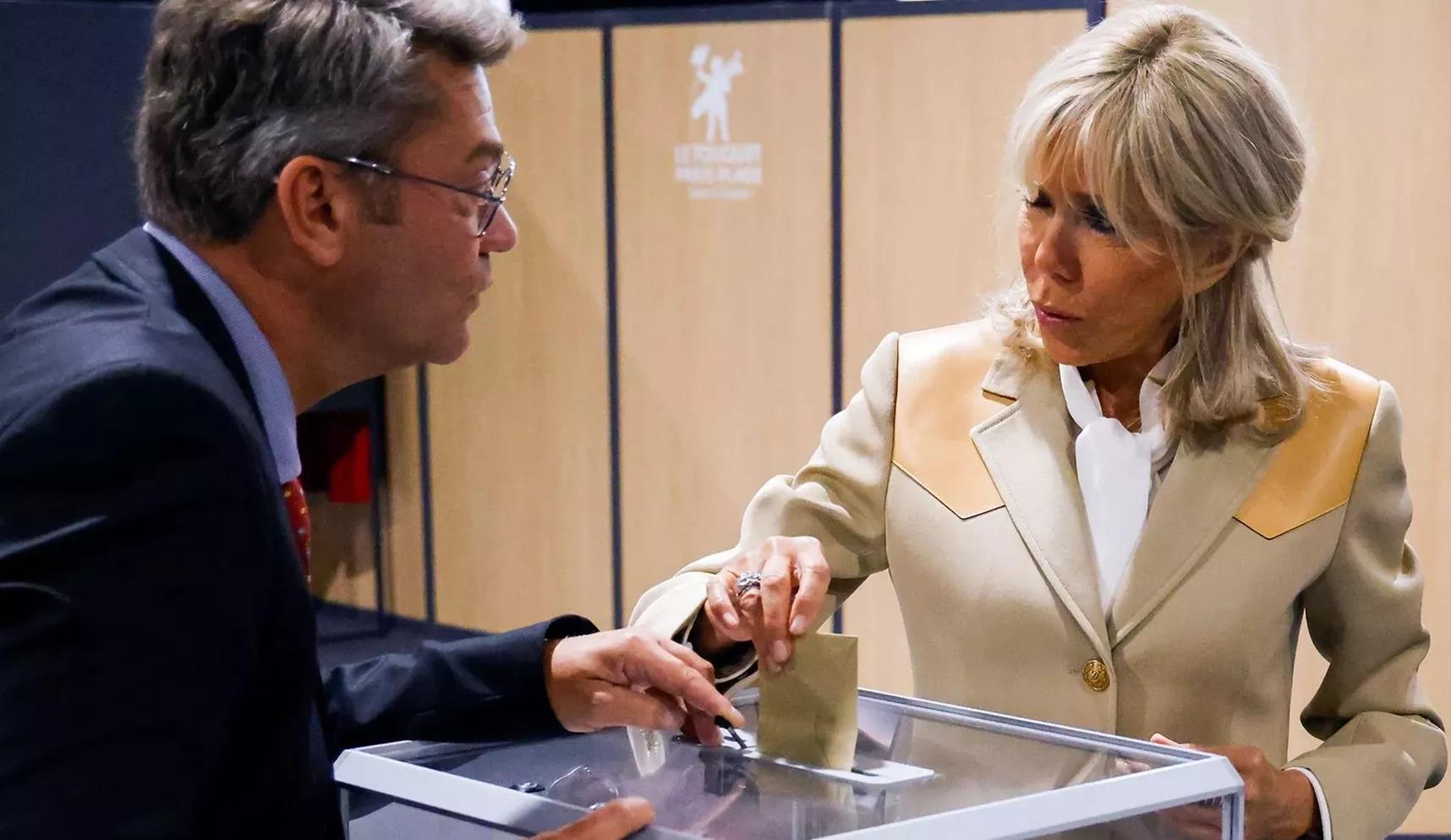 跑步 布里吉特度假归来后营业！换了发型挽着马克龙太甜，米色套装霸气