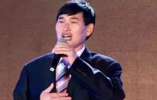 大衣哥被索赔800W后,坐家门口修补破旧渔网,眉头紧锁不搭理人