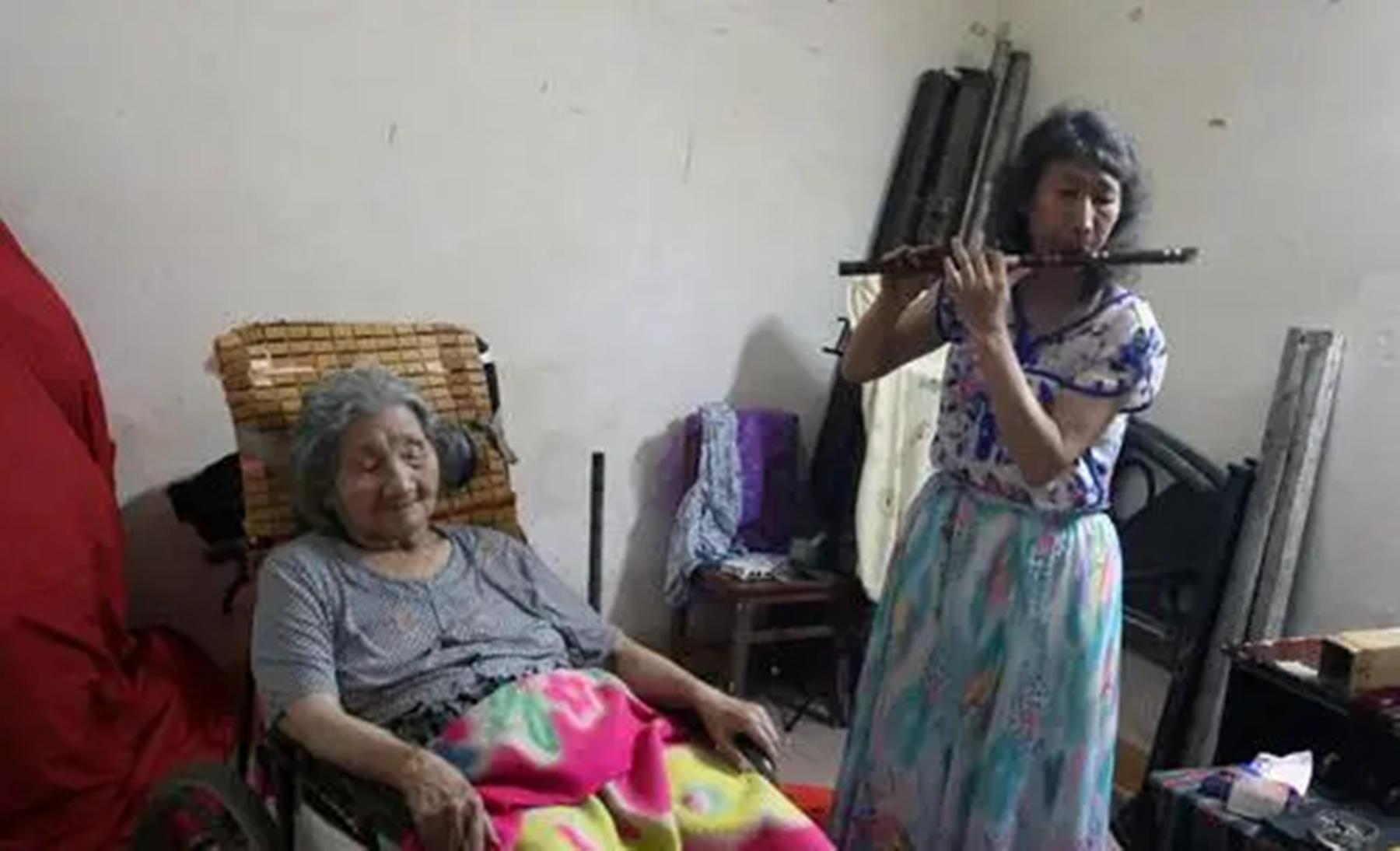 广西男子穿女装24年,只为哄母亲开心:等母亲过世,我就做回男人
