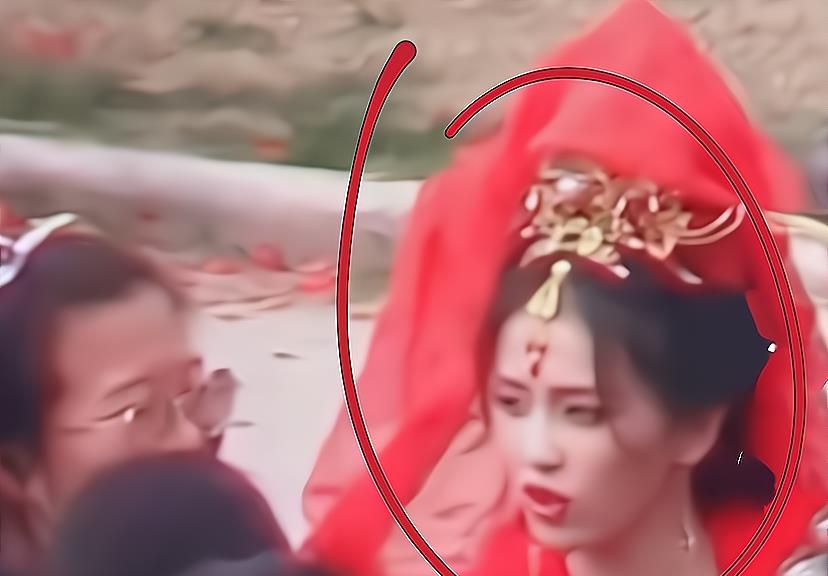罗云熙|偶遇白鹿拍“结婚”路透：穿婚服忙补妆，和罗云熙抱一起腰伤复发