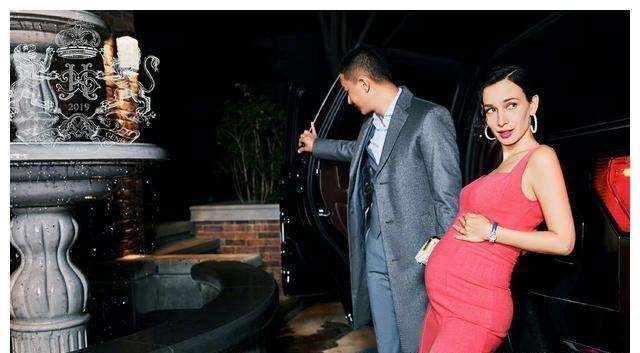 卢靖姗|36岁卢靖姗胆子真大！挺着7个月孕肚深夜骑车，身材曲线匀称有致