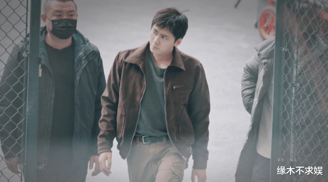 李易峰|李易峰自拍太随性,《操场》生图和精修差距大,粉丝:不一样的拽