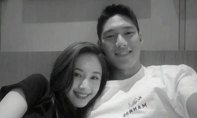 王子文|深陷分手传闻的王子文，被拍到与好友逛街游玩。好心情不受影响