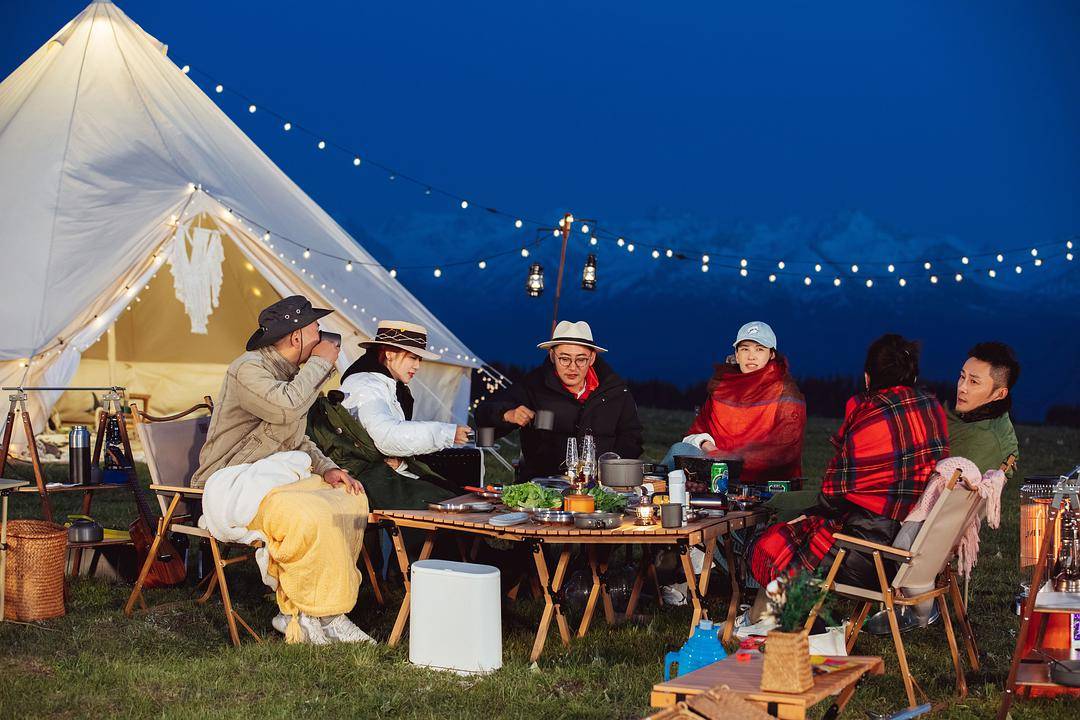 半熟恋人|《半熟恋人》罗拉王能能靠CP出圈，选秀消失之后，观众都去看恋爱综艺了？