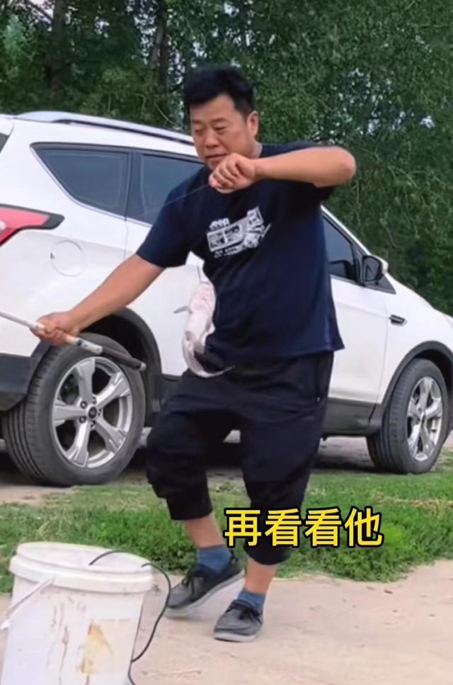饵料|不愧是亲家！田新豪陪老父亲钓鱼，网友：田爸姚爸爱好一样