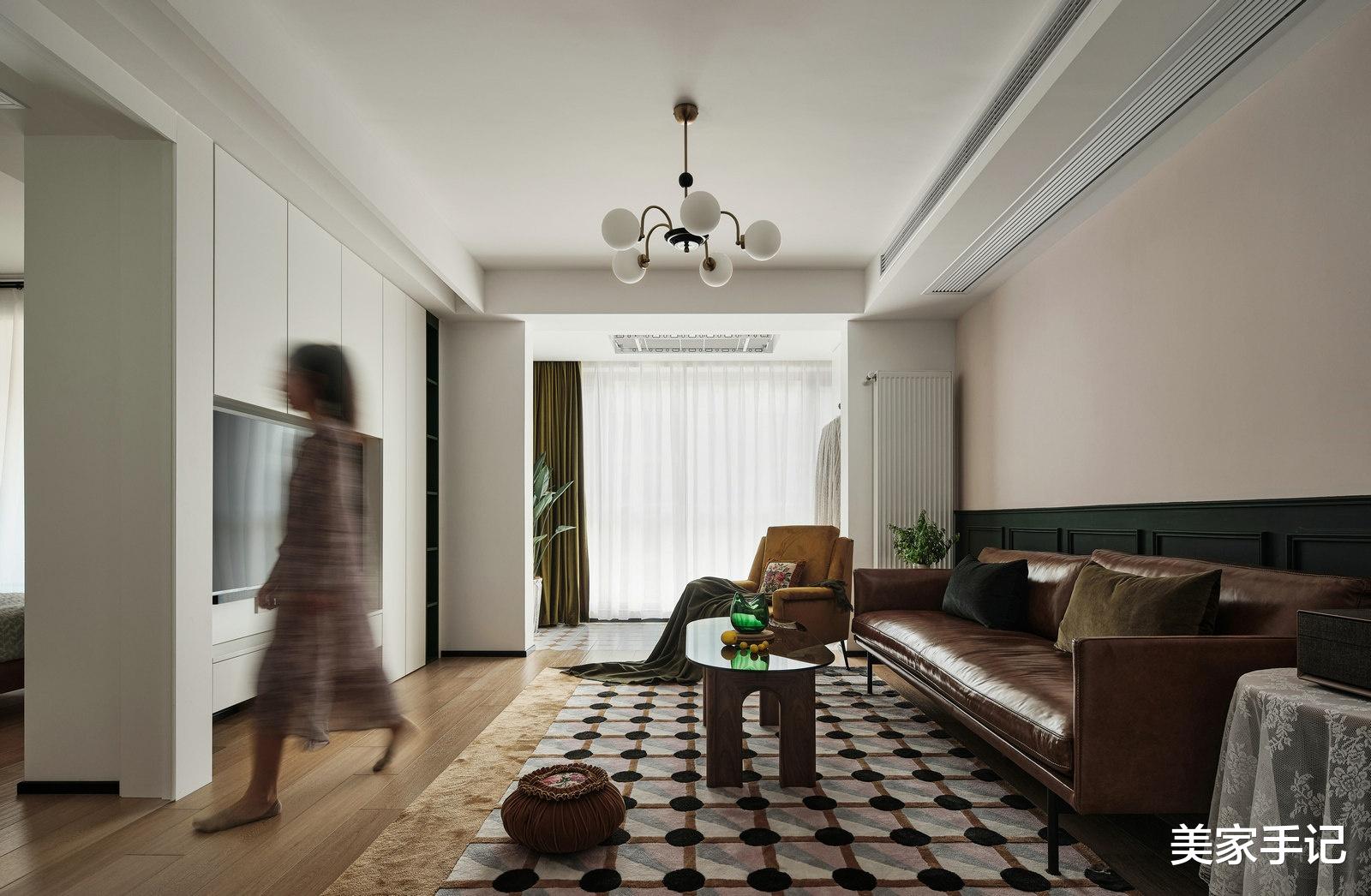 越来越多人不做电视墙,学她家打满柜子,全屋不是一般的实用大气