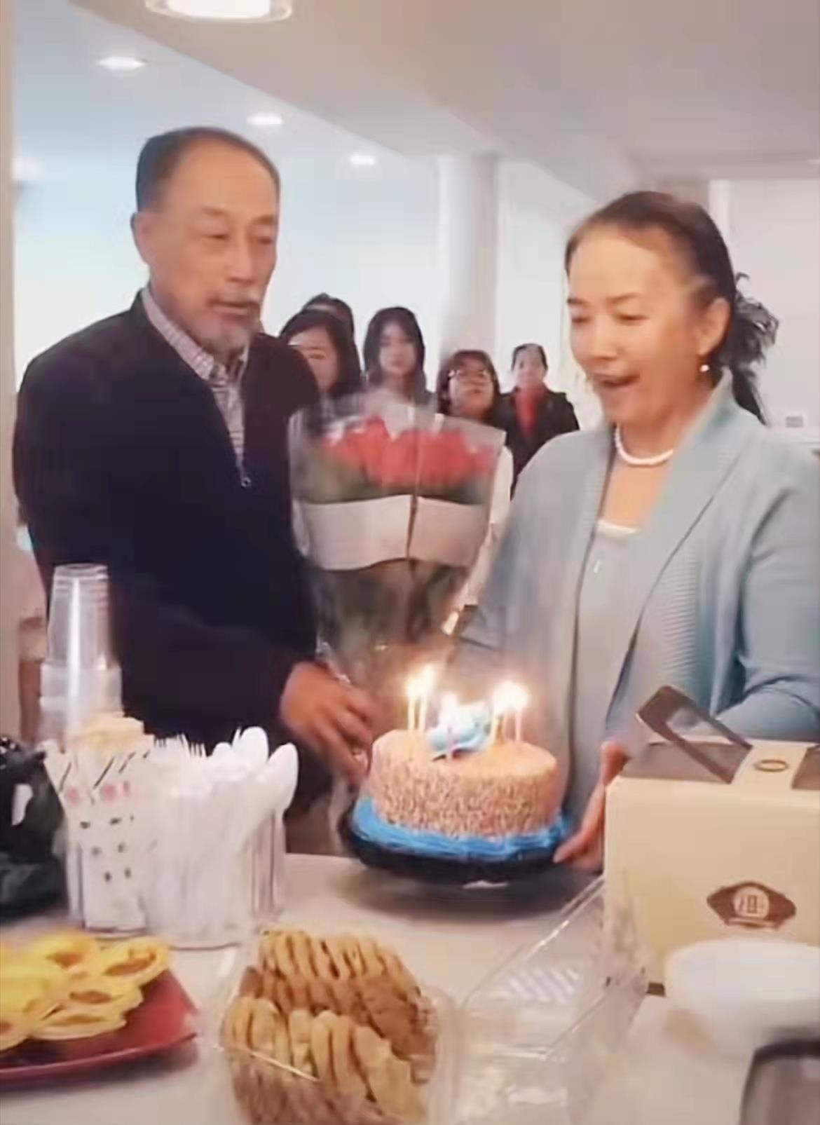 吕丽萍|孙海英大手笔为妻庆生！吕丽萍穿套装戴珠宝好隆重，半秃太显老了