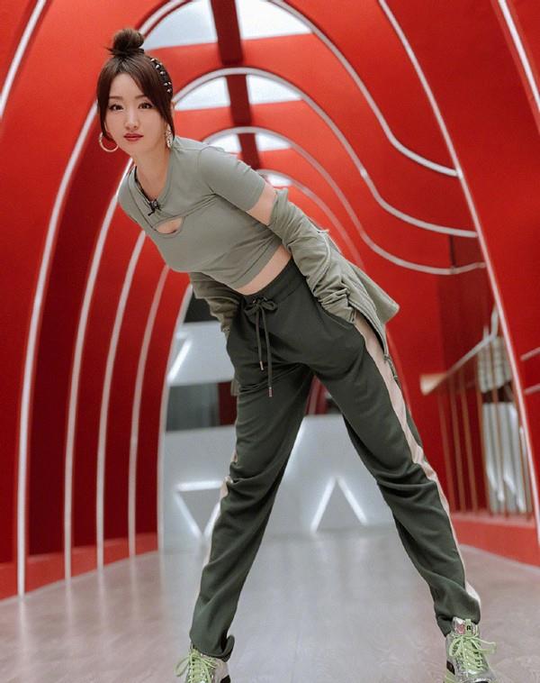 杨钰莹|杨钰莹这次造型突破真大，运动服配“留空装”，这也太撩了吧