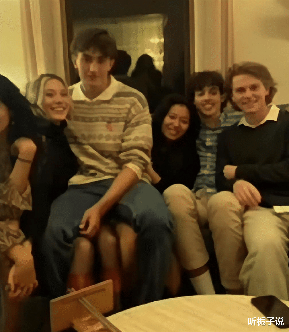 谷爱凌|谷爱凌与男友约会照曝光!相约滑冰场,男友个子高挑,十分帅气