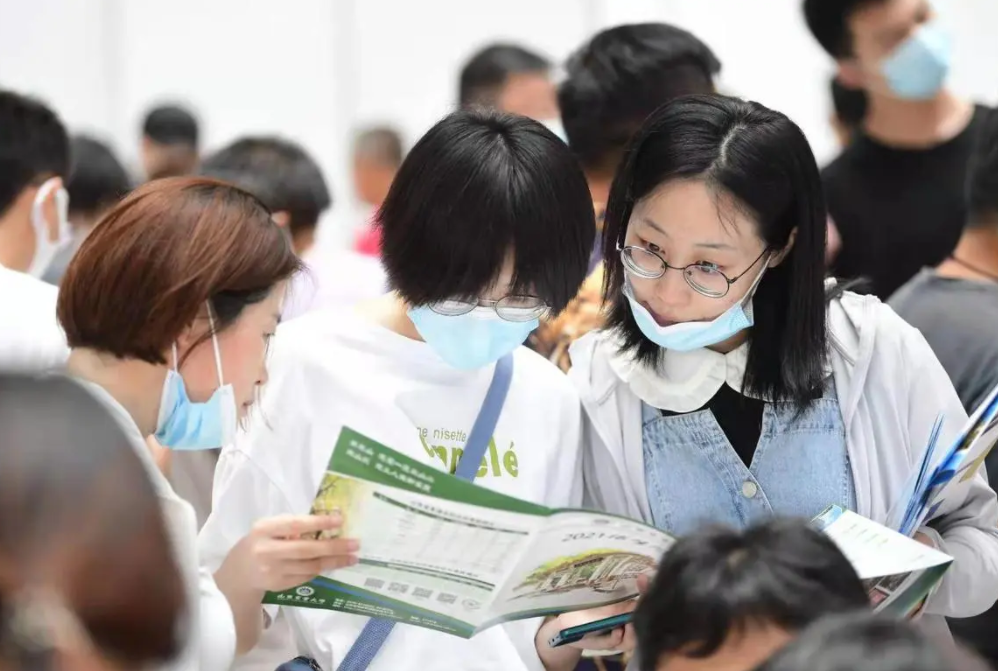 求职|3大专业分数线可能上涨,张雪峰提醒高考生,成绩没优势切忌冲线