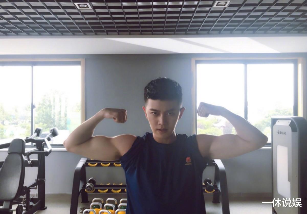 杨洋|杨洋的垫肩,任嘉伦的假腹肌,做演员“不造假”有多难?