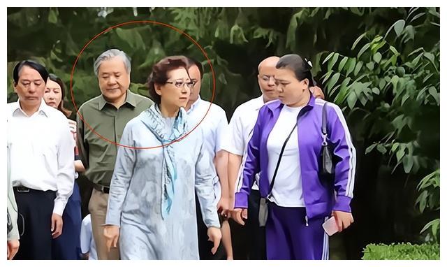 关牧村|王星军不婚不育，关牧村携子嫁高官，离婚32年后夫妻差距一目了然