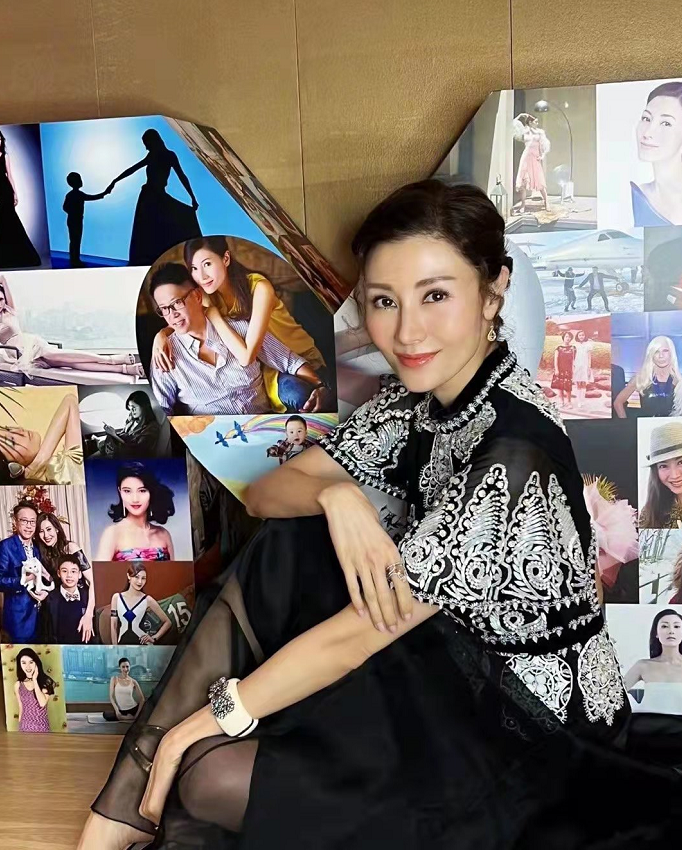 李嘉欣|51岁李嘉欣真是狠人！高调出院后立马参加聚会，穿格纹装大出风头