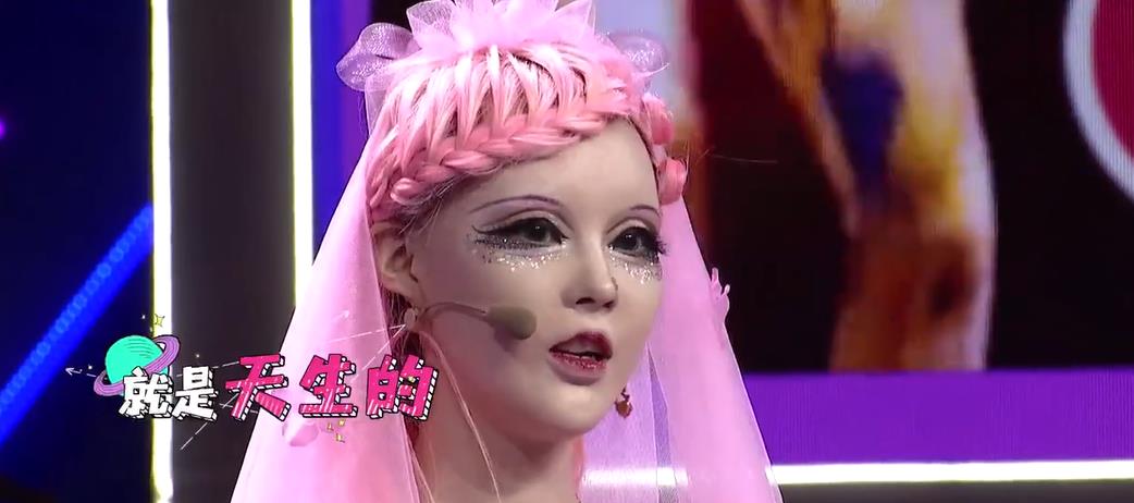 芭比娃娃|五年前，那个将自己整成“真人芭比”的网红迪丽拉，现在后悔吗？