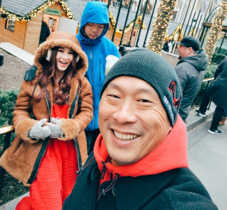 温碧霞|温碧霞夫妇飞国外探望养子，儿子变高变帅，一家三口合照好温馨