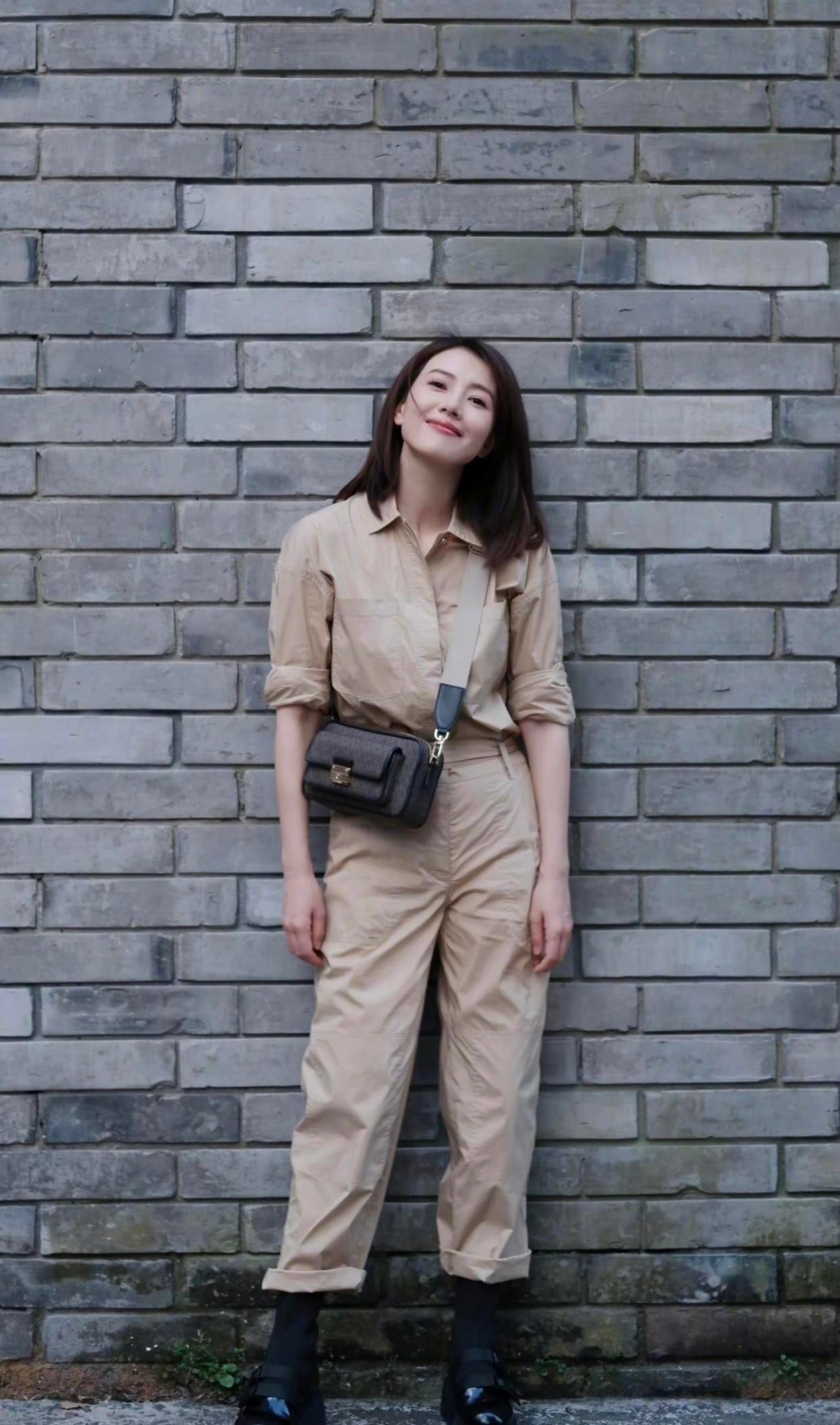 减脂 高圆圆低调打扮也好惊艳,穿风衣配V领衬衫,扎低马尾气质真好