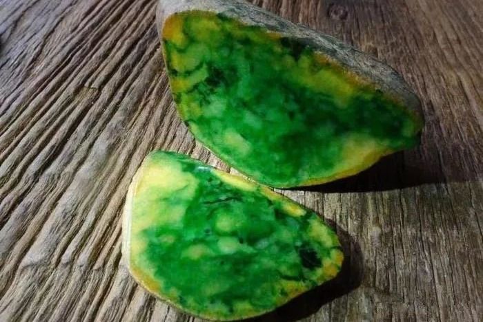 翡翠|小伙初玩翡翠赌石，一刀就切出黄夹绿翡翠，令大伙羡慕不已！