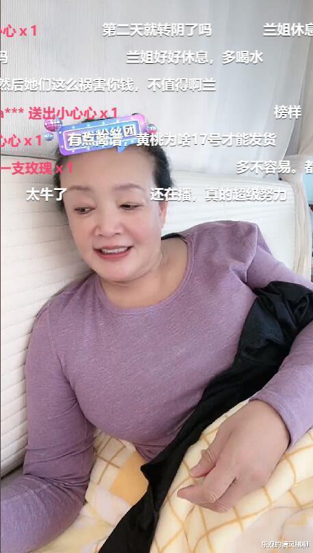 张兰|64岁张兰感染新冠,卧床不起显憔悴,但第二天仍坚持直播带货