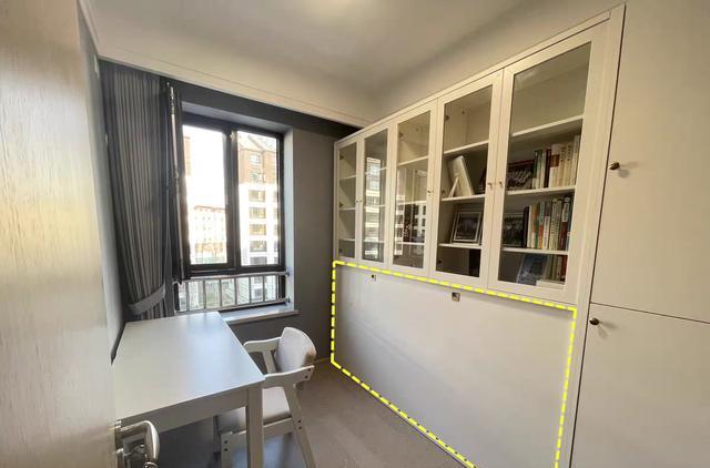 不用专门去留客房,书房里藏张折叠床,一屋两用,效果一样!