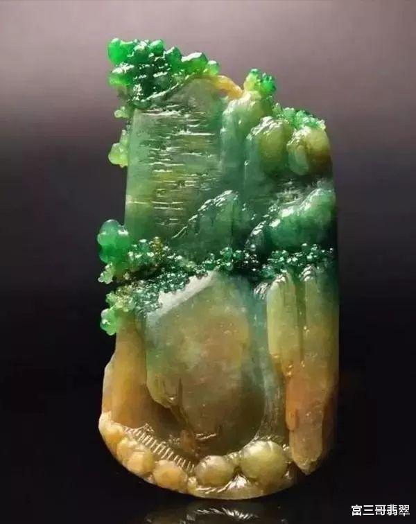 三彩|玉赏 ▏一块灰底多裂的三彩翡翠,大师级演绎避裂和俏色!