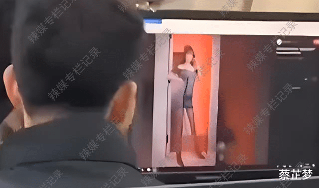 尴尬!男生电脑课堂看黑丝美女,多名女生围观,网友:我也喜欢