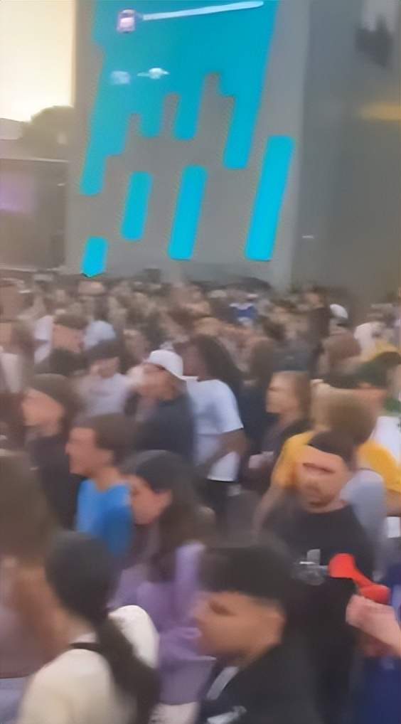 上万球迷涌入CBD观看世界杯,澳洲警方喷洒辣椒水驱散闹事者