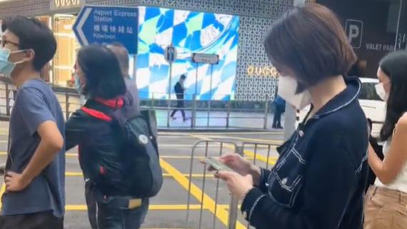 关之琳|关之琳路边等红灯被偶遇！又白又瘦眼睛超大，肩上挂一个20万小包