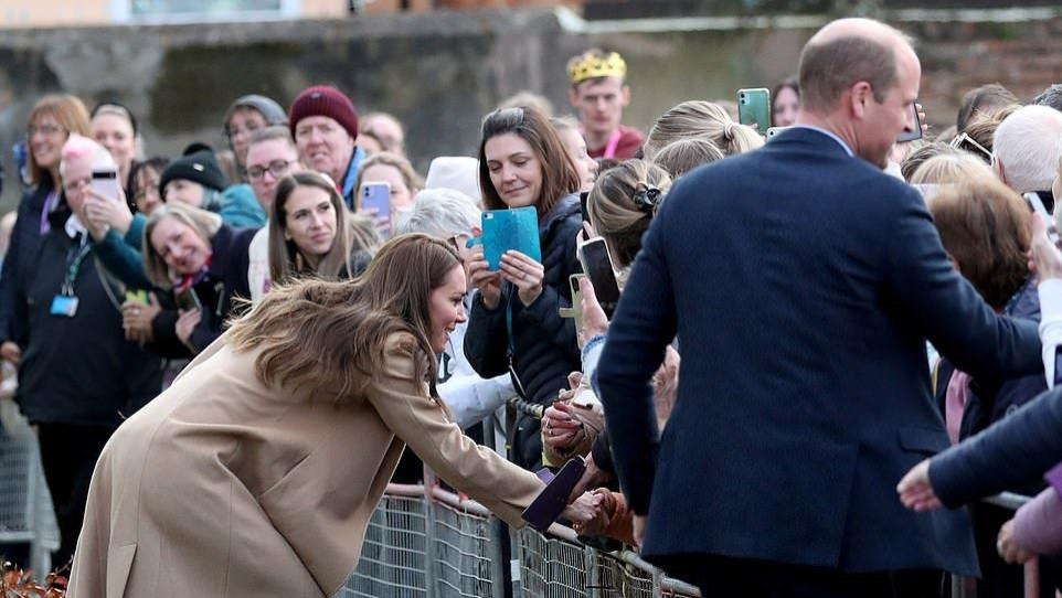 凯特王妃|凯特王妃与平民接触，动作做作真实素养暴露，老公威廉超亲民