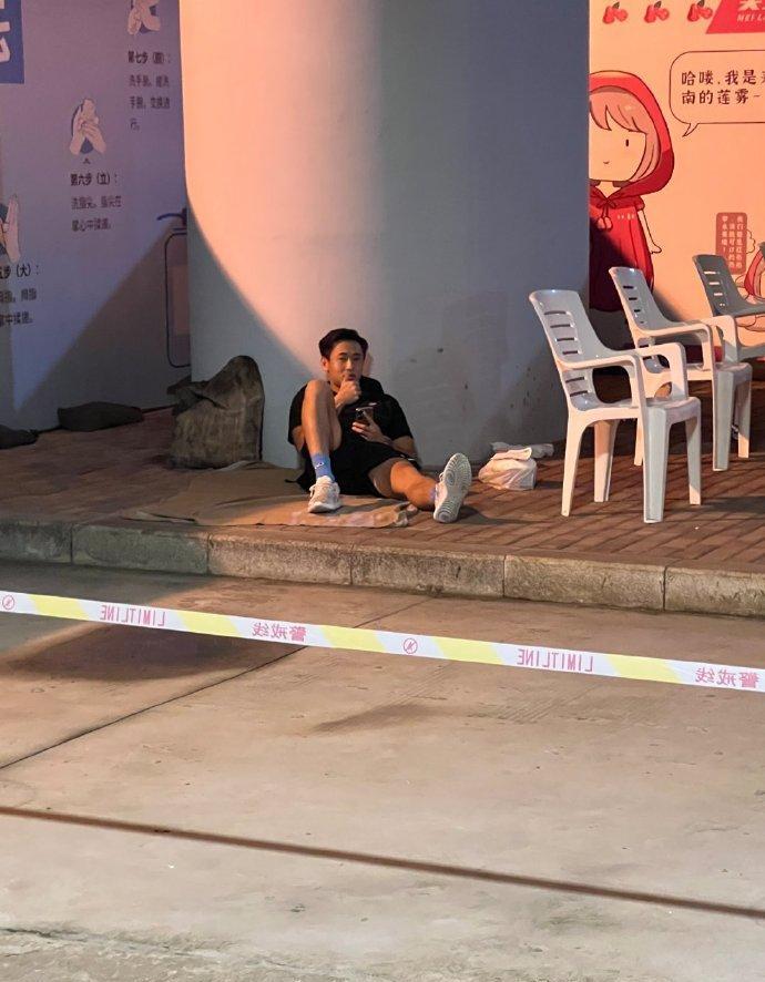 真惨！深足连夜赴海南“主场”却露宿街头，戴伟浚“席地而躺”