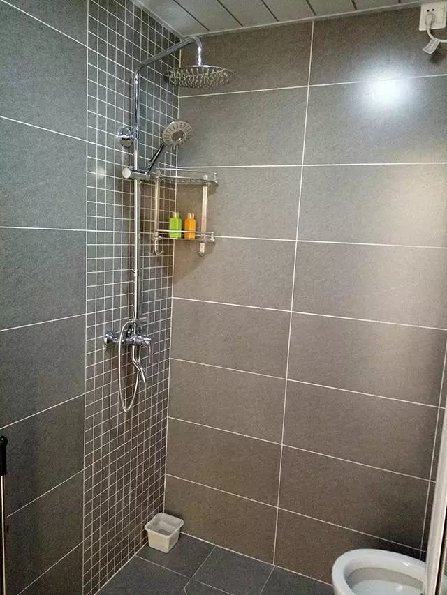 客厅留出一半空间，做了个榻榻米，45㎡的房子多出一个房间！