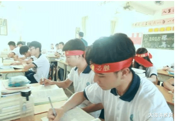 大学|高中生每年花10万补课，高考686分获全校第一，却成为他人的笑柄