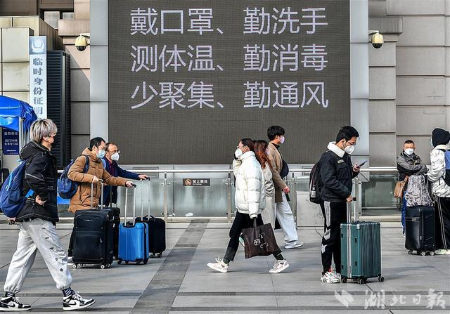 汉口火车站:放开不放松 旅客自我防护意识强