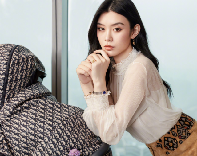 琉璃|奚梦瑶刚生完孩子就开工，在健身房倒立，配文下一个目标是不靠墙