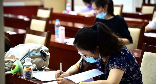 大学|大学毕业后，你是考公务员，还是进公司？我建议考虑这几点！