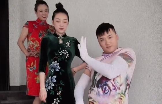 崔晋|李勒优拍全家福，腰太瘦把裤腰缝了一截，4人合照崔晋被冷落