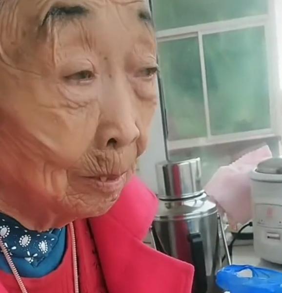 苹果|邋遢！85岁马玉琴切苹果，菜板上很脏，年收入近200W就这条件？