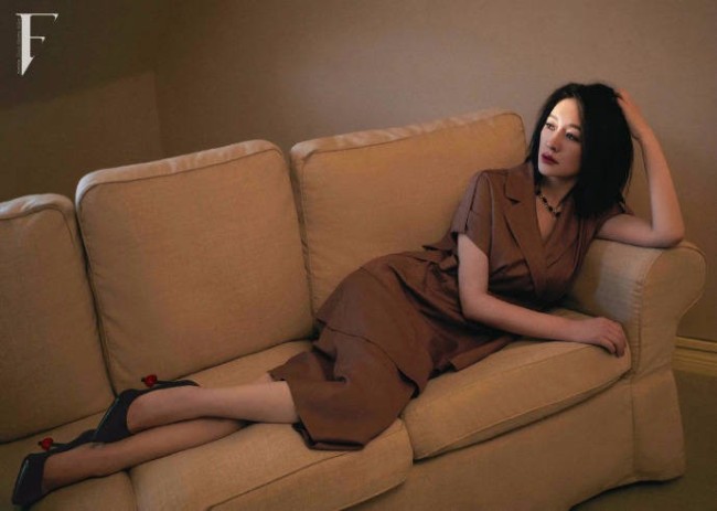 李小冉|李小冉氛围感大片曝光 风格多变气质优雅